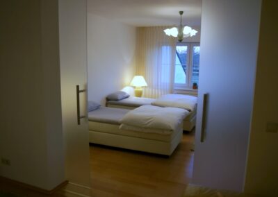 Schlafzimmer 2 mit zwei Einzelbetten – Ferienwohnung und Monteurwohnung in Lampertheim