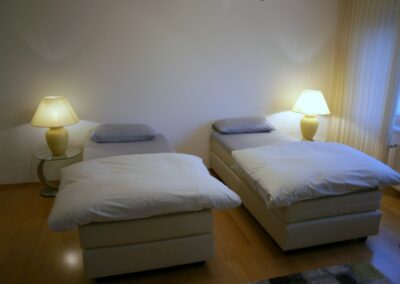 Schlafzimmer 1 mit zwei Einzelbetten – Ferienwohnung und Monteurwohnung in Lampertheim